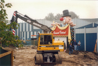 Het plein voor de oude ingang van Carnaval Festival wordt bouwrijp gemaakt. Het blauwe hekwerk links op de foto was onderdeel van de meandering richting de ingang, het witte hekwerk is afkomstig van de uitgang.