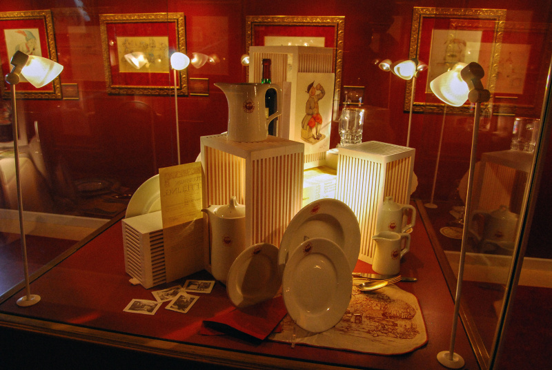 Bestand:Museum-servies-vitrine-mei09.jpg