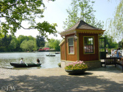 Het huisje bij de <a href="/lemma/Roeivijver" title="Roeivijver">Roeivijver</a>, mei <a href="/lemma/2001" title="2001">2001</a>.