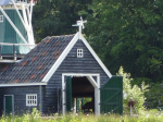 Houten windwijzer met windmolentje op huisje Kinderspoortracé