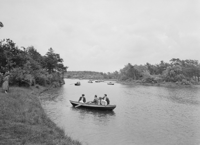 Bestand:RoeiKanoVijver1958NA.jpg