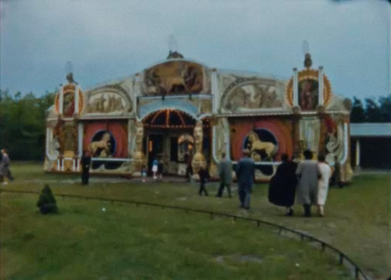 Bestand:Stoomcarrousel-vermoedelijk1957.jpg