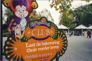 Bord ter promotie van de <a href="/lemma/Efteling_Club" title="Efteling Club">Efteling Club</a> in <a href="/lemma/1997" title="1997">1997</a>, opschrift: &quot;Laat de betovering thuis verder leven Ontdek de geheimen... wordt [sic] lid van de Efteling Club&quot;