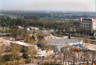 De bouwplaats zoals gezien vanuit de Pagode. Helemaal links een stukje van het Gildehuis in aanbouw.