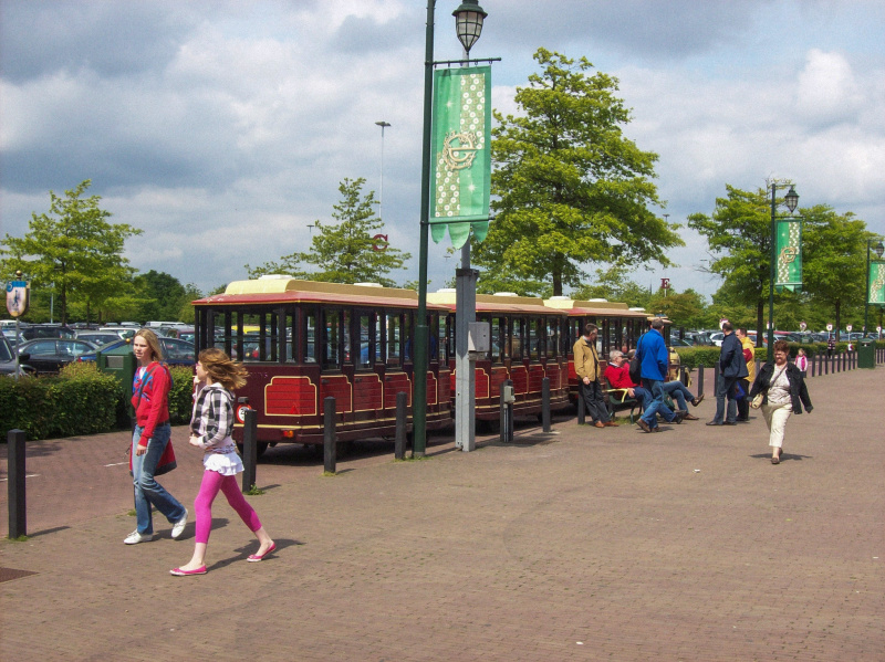 Bestand:Dottotreintje-parkeerplaats-mei2009.jpg