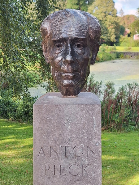 Bestand:AntonPieckBusteOverveen.jpg