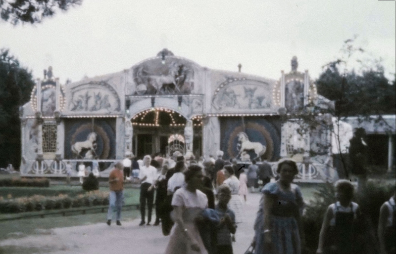 Bestand:Carrousel-schuilloods-1960.jpg