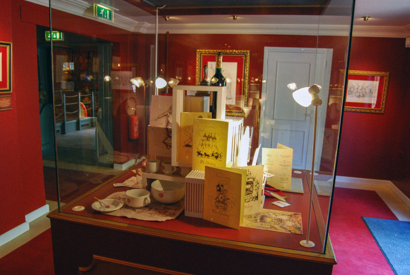 Bestand:Museum-menukaarten-vitrine-mei09.jpg