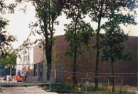 Metselwerkzaamheden aan de achterkant van het gebouw.