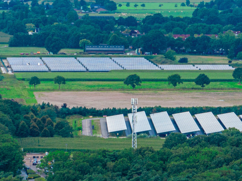 Bestand:Zonneweide-dronevlucht.jpg