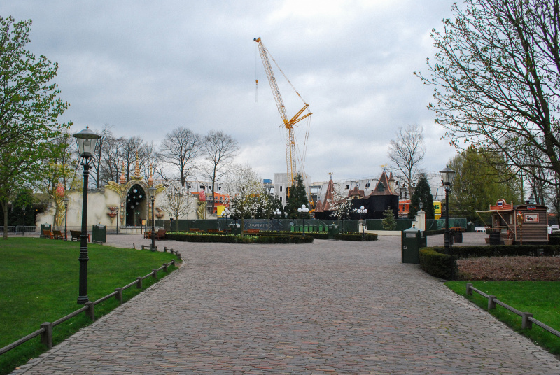 Bestand:Tonvandevenplein-voor-verbouwing-sprookjesfiguren-april2010.jpg