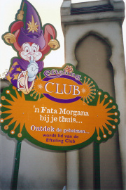 Bord ter promotie van de <a href="/lemma/Efteling_Club" title="Efteling Club">Efteling Club</a> in <a href="/lemma/1997" title="1997">1997</a>, opschrift: &quot;&#039;n Fata Morgana bij je thuis... Ontdek de geheimen... wordt [sic] lid van de Efteling Club&quot;