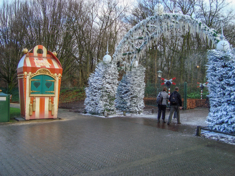 Bestand:Seizoenspoort-sneeuwmachine-dec08.jpg