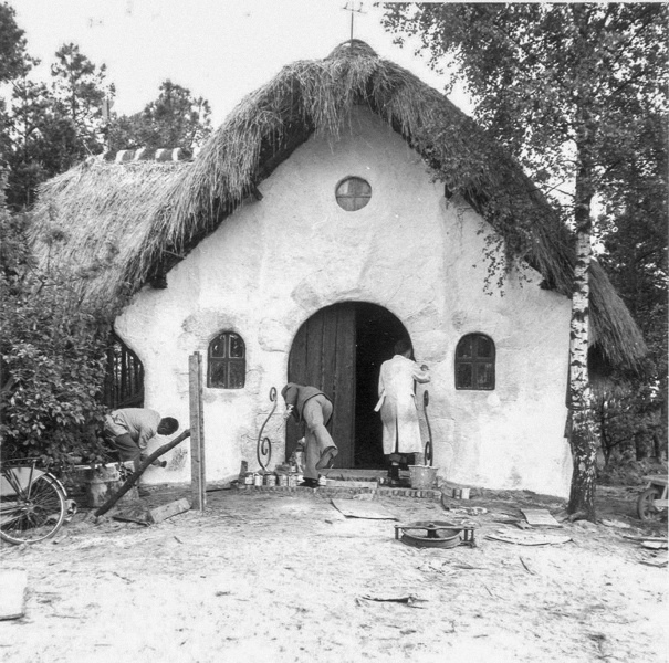 Bestand:Vrouwhollehuisjeschilderen.jpg