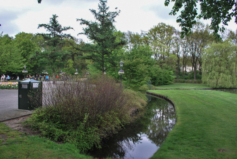 Bestand:Dwarrelplein-groenstrook-overzicht-april2010.jpg