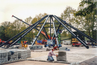 De staalconstructie van het koepeldak wordt in elkaar gezet op het parkeerterrein van het Dienstencentrum.