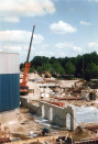 Begin ruwbouw van de kelder van het gebouw. De uitsparingen in de muur zouden later dienen als nooduitgangen van de wachtrij.