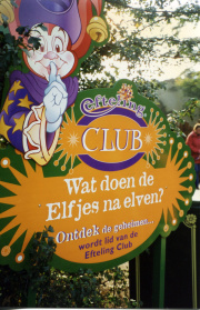 Bord ter promotie van de <a href="/lemma/Efteling_Club" title="Efteling Club">Efteling Club</a> in <a href="/lemma/1997" title="1997">1997</a>, opschrift: &quot;Wat doen de Elfjes na elven? Ontdek de geheimen... wordt [sic] lid van de Efteling Club&quot;