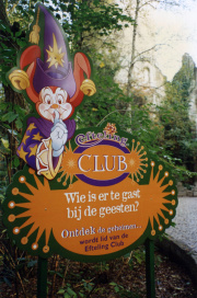 Bord ter promotie van de <a href="/lemma/Efteling_Club" title="Efteling Club">Efteling Club</a> in <a href="/lemma/1997" title="1997">1997</a>, opschrift: &quot;Wie is er te gast bij de geesten?  Ontdek de geheimen... wordt [sic] lid van de Efteling Club&quot;