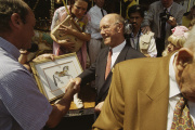 De <a href="/lemma/Carrousel_van_Giezen_en_Vermolen" title="Carrousel van Giezen en Vermolen">Carrousel van Giezen en Vermolen</a> heeft in <span class="redlink">1996</span> na aankoop en restauratie door de <a href="/lemma/Efteling" title="Efteling">Efteling</a>, gedraaid op de Tilburgse kermis. <a href="/lemma/Lambert_Heijmans" title="Lambert Heijmans">Lambert Heijmans</a>, <a href="/lemma/Raad_van_Commissarissen" title="Raad van Commissarissen">president-commissaris</a> van de Efteling, krijgt een aandenken overhandigd: een afbeelding van een paard uit de draaimolen.