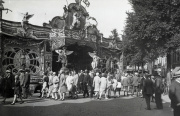 De <a href="/lemma/Stoomcarrousel" title="Stoomcarrousel">Stoomcarrousel</a> van Janvier met een oude gevel, op het Hofplein in Alkmaar in 1929. Op de achtergrond een tweede draaimolen.