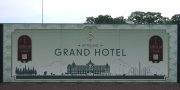 Een aankondiging op het bouwhek van het <a href="/lemma/Efteling_Grand_Hotel" title="Efteling Grand Hotel">Efteling Grand Hotel</a>.