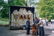 Draaiorgel vernoemd naar <a href="/lemma/Anton_Pieck" title="Anton Pieck">Anton Pieck</a> aan de laan bij <a href="/lemma/Ingang_West" title="Ingang West">Ingang West</a>, midden jaren negentig, vermoedelijk tijdens een evenement