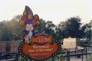 Bord ter promotie van de <a href="/lemma/Efteling_Club" title="Efteling Club">Efteling Club</a> in <a href="/lemma/1997" title="1997">1997</a>, opschrift: &quot;Wat spettert daar in het water? Ontdek de geheimen... word[ ] lid van de Efteling Club&quot;