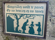 <a href="/lemma/Aangeraden_wordt_te_passen..." title="Aangeraden wordt te passen...">Aangeraden wordt te passen...</a>-bordje bij <a href="/lemma/Danse_Macabre" title="Danse Macabre">Danse Macabre</a>. Een vioolspeler leidt een vrouw af terwijl een verkleed skelet iets uit haar mand probeert te stelen, ook zichtbaar zijn een katje en het mausoleum van <a href="/lemma/Joseph_Charlatan" title="Joseph Charlatan">Joseph Charlatan</a>.