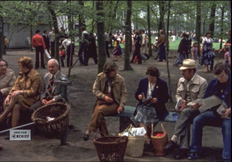 Bestand:Speeltuin1977-bankjes.jpg