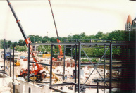 Begin staalconstructie van het gebouw.