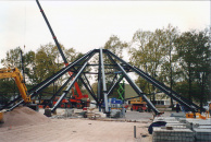 De staalconstructie van het koepeldak wordt in elkaar gezet op het parkeerterrein van het Dienstencentrum.