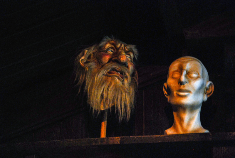 Bestand:Trollenkoningmasker-oud-museum-mei2009.jpg