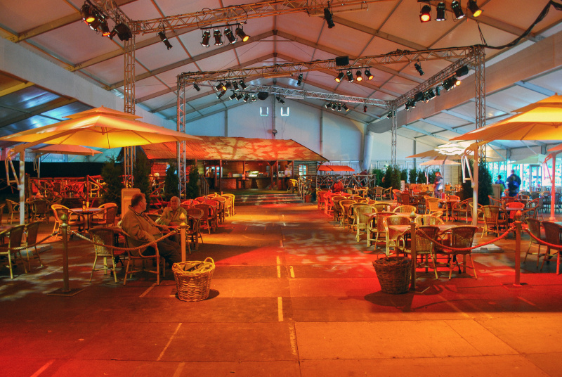 Bestand:Circus-antonpieck-tent-horeca-sept09.jpg