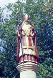 Foto van het figuur op de <a href="/lemma/Sint_Nicolaasfontein" title="Sint Nicolaasfontein">Sint Nicolaasfontein</a>, vermoedelijk jaren zeventig