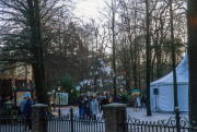 <a href="/lemma/Dioramalaan" title="Dioramalaan">Dioramalaan</a> tijdens de <a href="/lemma/Winter_Efteling_1999-2000" title="Winter Efteling 1999-2000">Winter Efteling 1999-2000</a>, rechts <a href="/lemma/Sprookjesbos-bord" title="Sprookjesbos-bord">Sprookjesbos-bord</a> en links een <a href="/lemma/Parkplattegrond" class="mw-redirect" title="Parkplattegrond">Parkplattegrond</a> met afgeplakt <a href="/lemma/Ruigrijk" title="Ruigrijk">Ruigrijk</a>