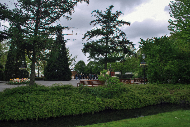 Bestand:Dwarrelplein-kanaaltje-groenstrook-april2010.jpg