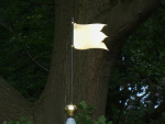 Windwijzer in de vorm van een eenvoudige vaan bovenop toren van De Magische Klok