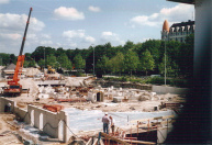 Begin ruwbouw van de kelder van het gebouw. De uitsparingen in de muur zouden later dienen als nooduitgangen van de wachtrij.