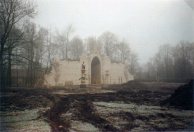 De entree in aanbouw. De Sint Nicolaasfontein staat hier nog op haar oorspronkelijke locatie en zal voor seizoen 1992 een stuk deze kant op verplaatst worden.