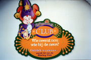 Bord ter promotie van de <a href="/lemma/Efteling_Club" title="Efteling Club">Efteling Club</a> in <a href="/lemma/1997" title="1997">1997</a>, opschrift: &quot;Wie neemt nou wie bij de neus? Ontdek de geheimen... wordt [sic] lid van de Efteling Club&quot;