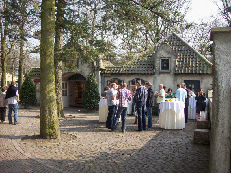 Bestand:Openingsborrel-marskramer-april09.jpg