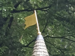 Windwijzer in de vorm van een eenvoudige vaan bovenop de Prinsenpoort