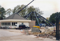 De staalconstructie van het koepeldak wordt in elkaar gezet op het parkeerterrein van het Dienstencentrum.