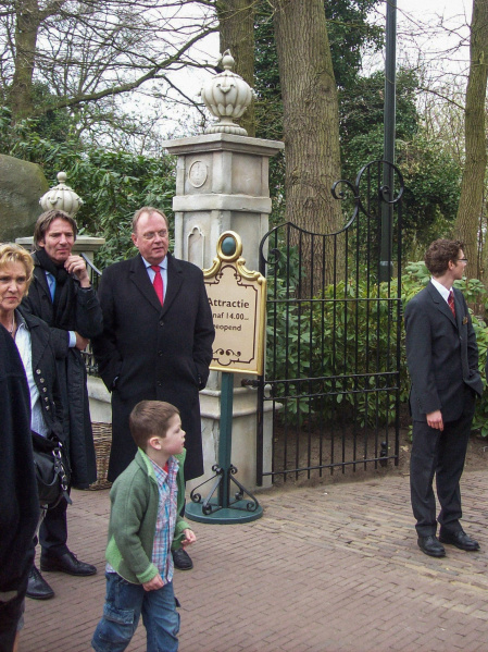 Bestand:Daanvanbaarsen-bartdeboer-omroepbrabant-opening-assepoester-april2009.jpg