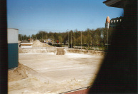 Gladgestreken grond voor de komst van Vogel Rok gezien vanuit de wc boven in het Café-Restaurant. Links is de zojuist opgeleverde meldkamer van de bedrijfsbeveiliging te zien.